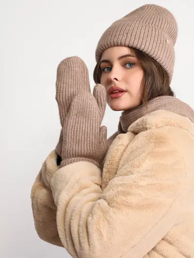 Варежки вязаные бежевого цвета с люрексом